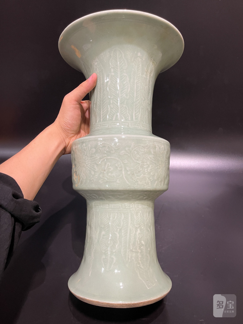 清乾隆 豆青釉浮雕缠枝莲纹花觚 - 图4